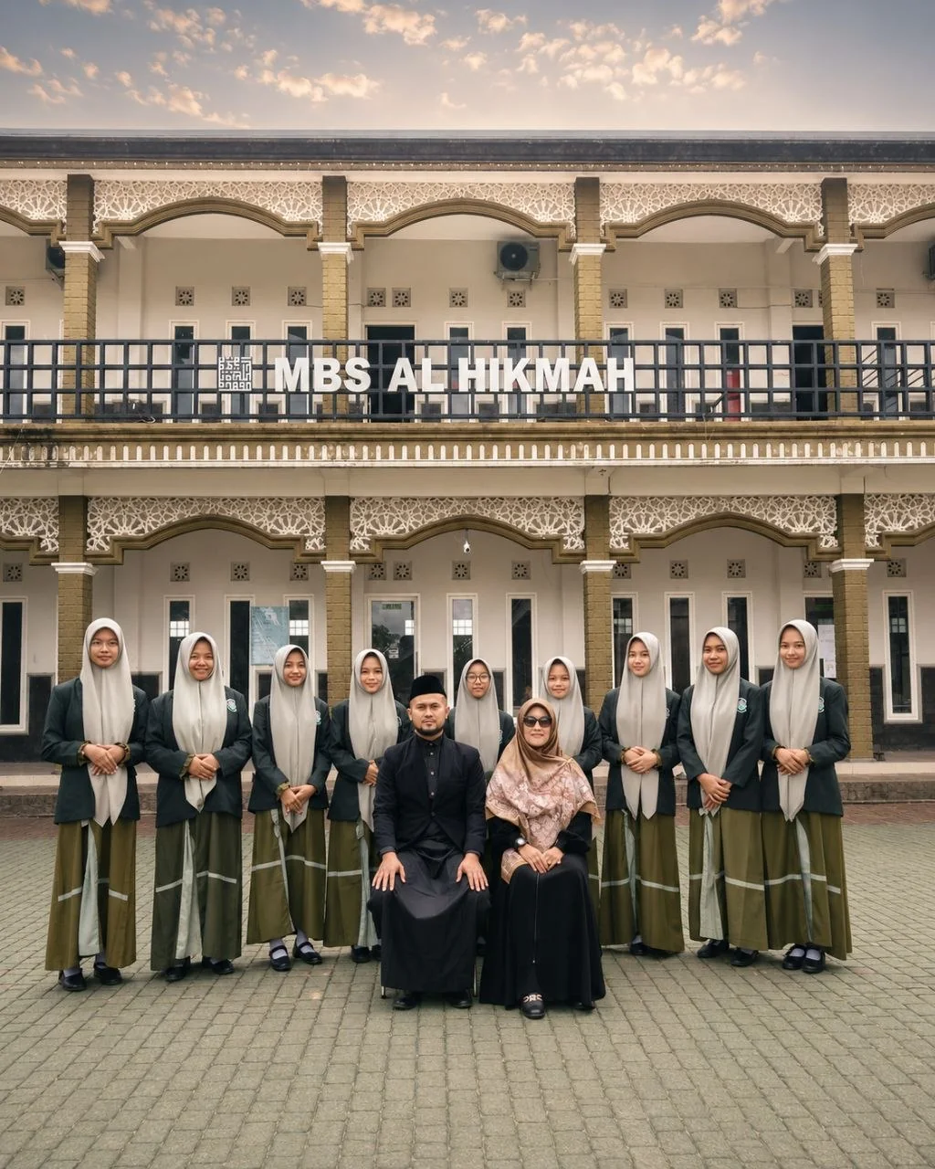 Keluarga besar MBS Al Hikmah di depan gedung