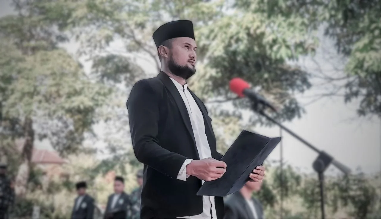 Mudir MBS Al Hikmah sedang berbicara di sebuah kegiatan