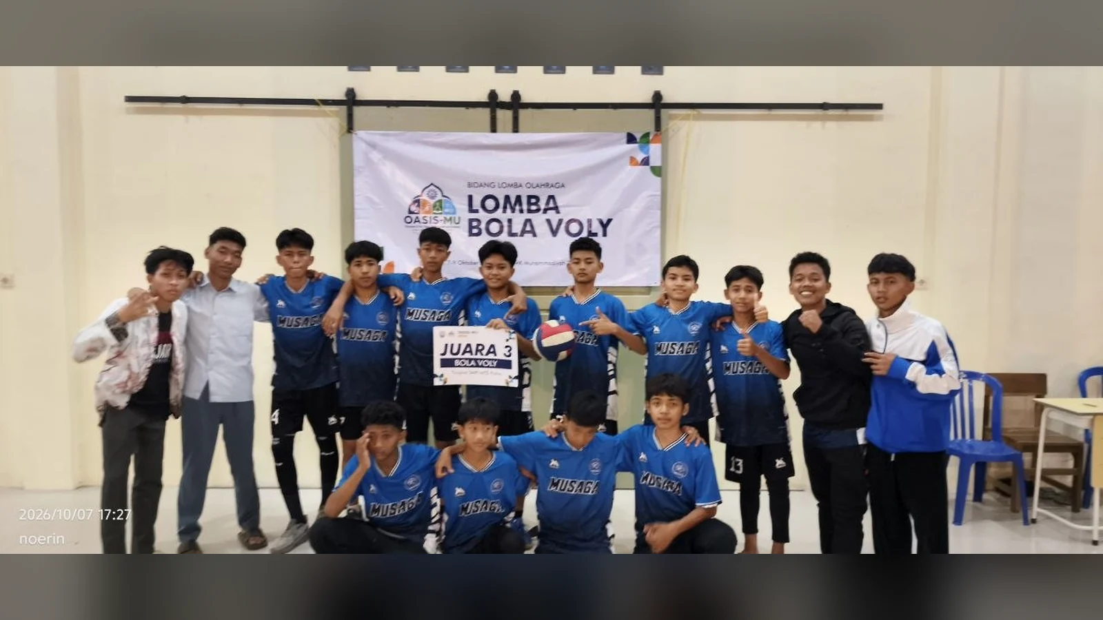 Foto tim bola voli MBS Al Hikmah Gambiran meraih juara 3 OASISMU Banyuwangi 2026