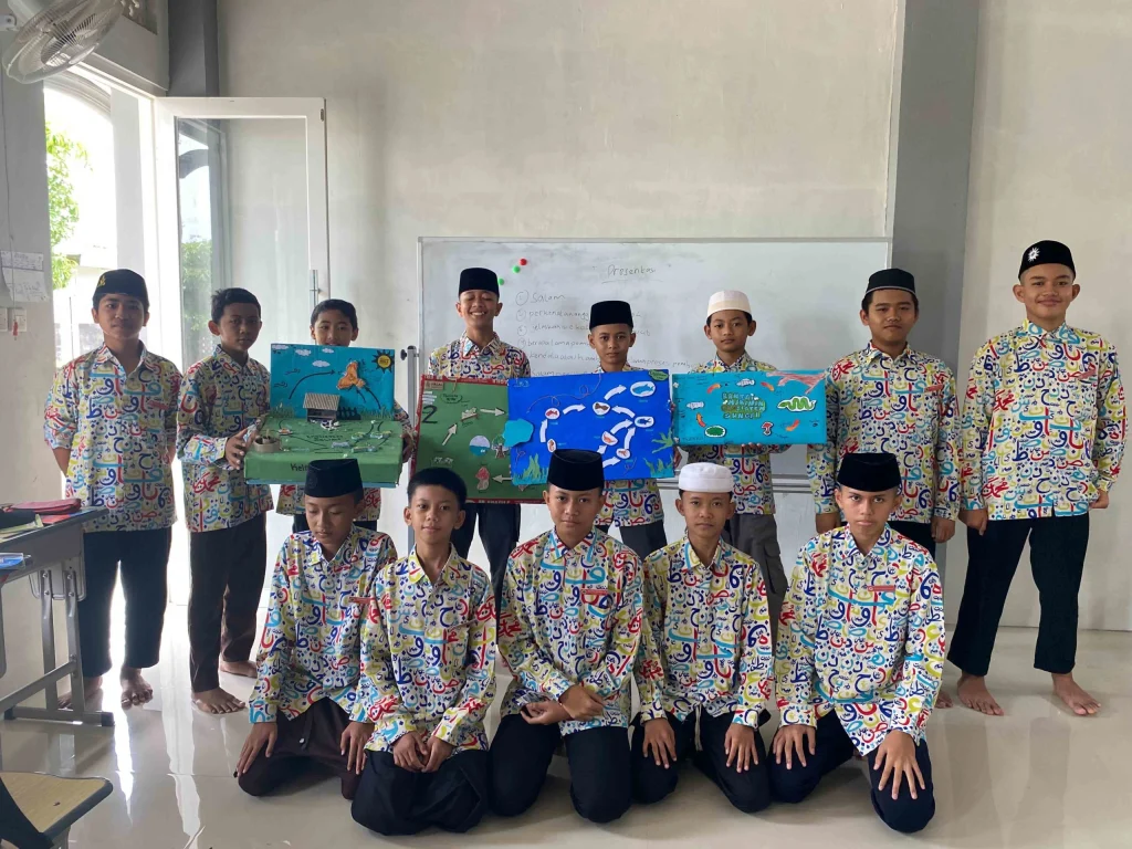 Siswa kelas VII MBS Al Hikmah menyusun diorama ekosistem dari kardus bekas