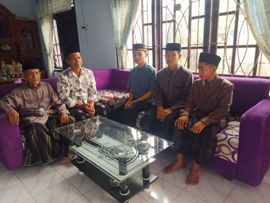 Santri MBS Al Hikmah bersilaturahmi dengan tokoh Muhammadiyah di Srono