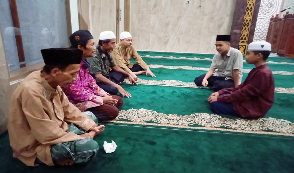 Santri MBS Al Hikmah bertemu sesepuh Muhammadiyah Tampo di Masjid Al Hidayah Cluring
