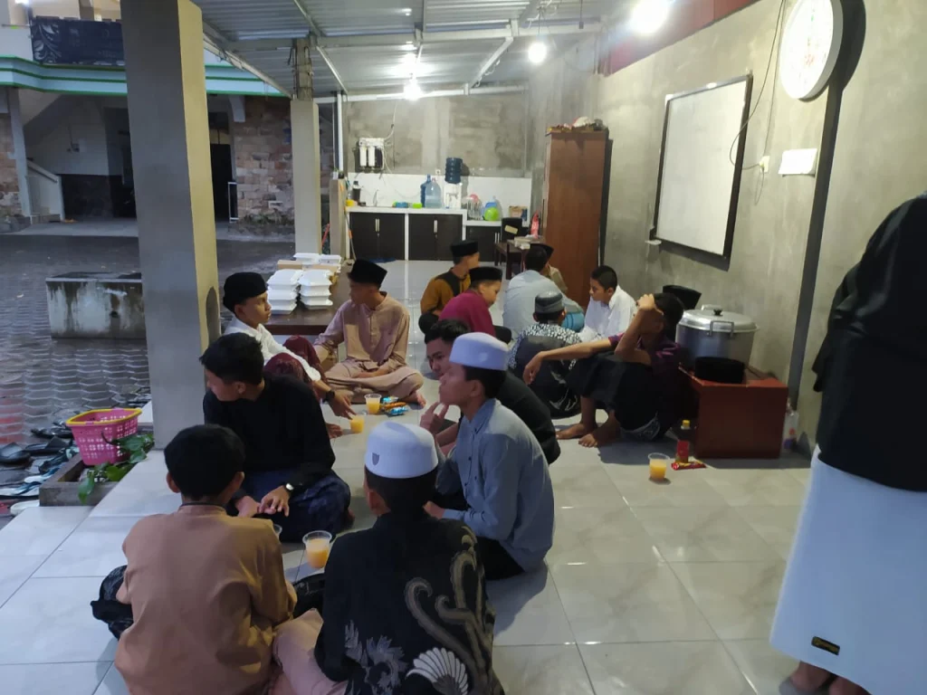 Jamaah buka bersama di Masjid Al-Hikmah Desa Petahunan Gambiran Banyuwangi