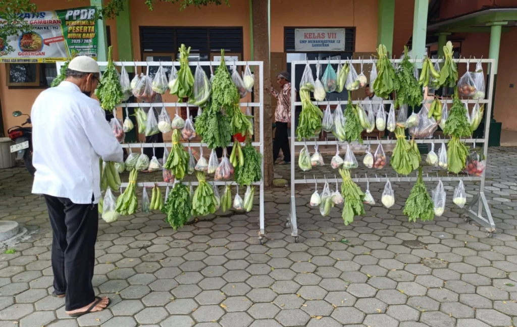 Cantelan buah dan sayuran di halaman masjid saat PAP Qalbun Salim PCM Gambiran