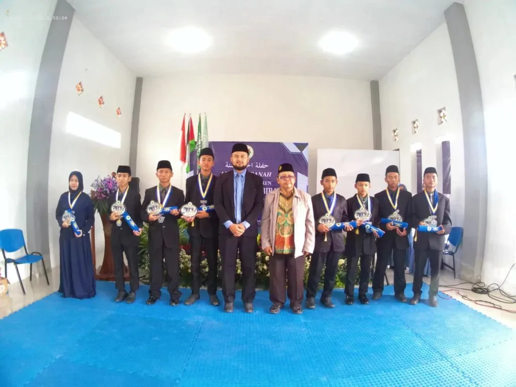 Foto bersama santri akhir MBS Al Hikmah dengan Ketua Majelis Tarjih dan Tajdid PDM Banyuwangi