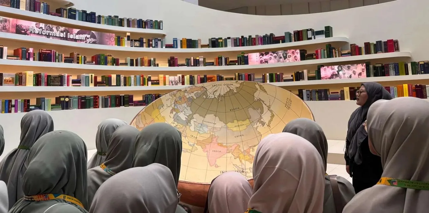 Santri MBS Al Hikmah Gambiran berfoto bersama saat rihlah edukatif di Yogyakarta