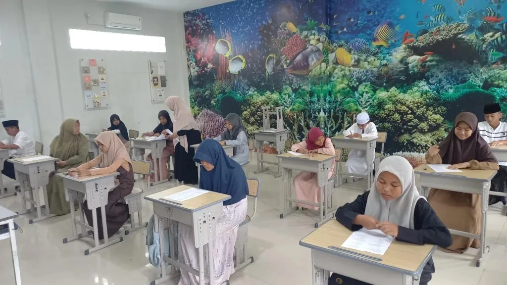 Calon santri mengikuti tes masuk MBS Al Hikmah Gambiran saat hujan turun