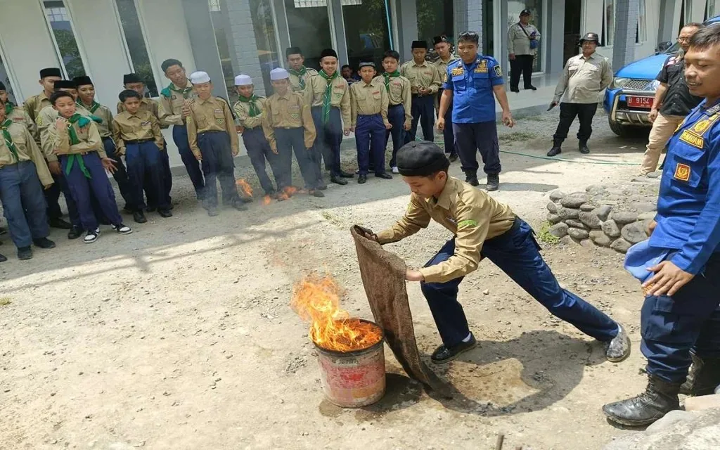 Santri MBS Al Hikmah Jajag mengikuti simulasi kebencanaan bersama Tagana dan Pemadam Kebakaran