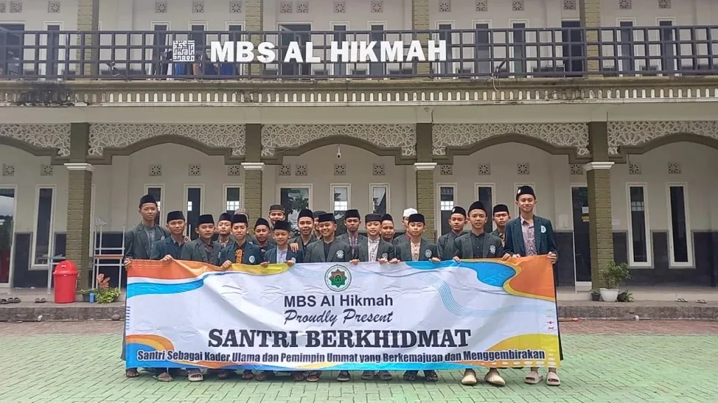 Foto bersama santri MBS Al Hikmah sebelum pemberangkatan program Santri Berkhidmat