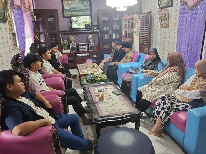 Santri MBS Al Hikmah berfoto bersama Hajah Ida di kediamannya, Jembrana
