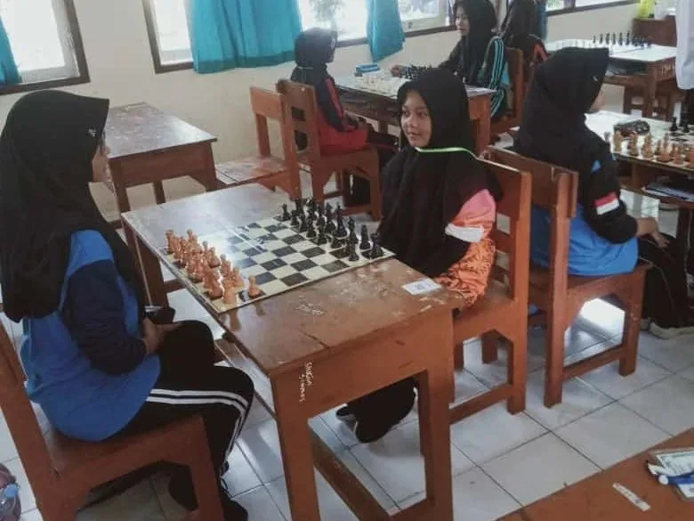 Zhahiro Humaira melawan peserta lain dalam lomba catur Porseni Banyuwangi